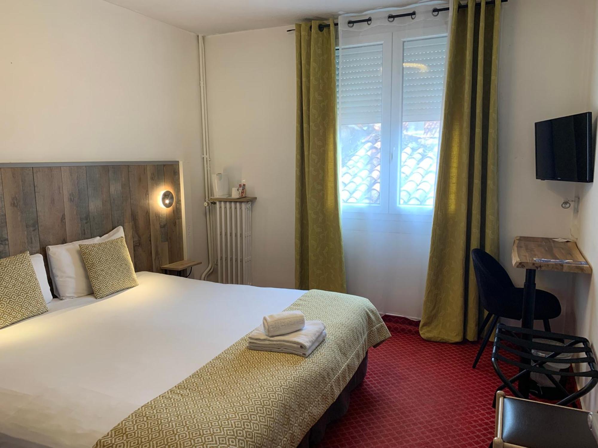 Brit Hotel Bleu Nuit Saintes Exterior foto